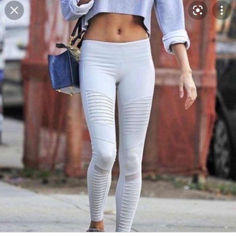 White motto Alo leggings